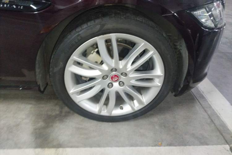 Used Jaguar XFL 2020 XFL 2.0T P200 Two-Wheel-Drive Rally Flag Edition Right Front Wheel Hub