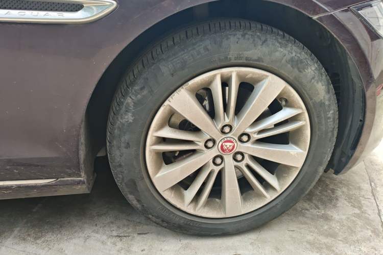 Used Jaguar XFL 2020 XFL 2.0T P200 Two-Wheel-Drive Windflower Edition Right Front Wheel Hub
