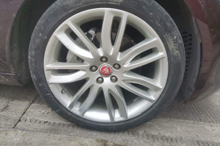 Used Jaguar XFL 2020 XFL 2.0T P250 Four-Wheel Drive Luxury Edition Right Front Wheel Hub