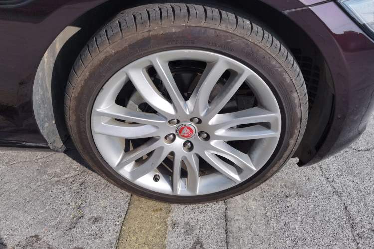 Used Jaguar XFL 2020 XFL 2.0T P200 Two-Wheel-Drive Rally Flag Edition Right Front Wheel Hub