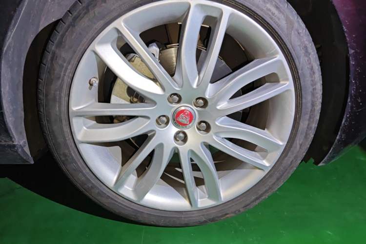 Used Jaguar XFL 2020 XFL 2.0T P200 Two-Wheel-Drive Rally Flag Edition Right Front Wheel Hub