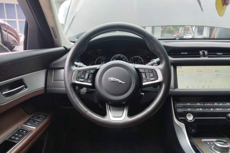 Used Jaguar XFL 2020 XFL 2.0T P250 Four-Wheel Drive Luxury Edition Steering Wheel