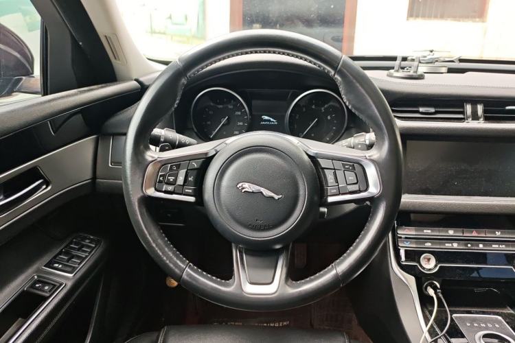 Used Jaguar XFL 2020 XFL 2.0T P200 Two-Wheel-Drive Windflower Edition Steering Wheel