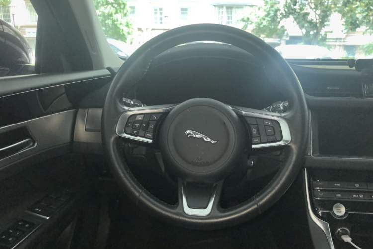 Used Jaguar XFL 2020 XFL 2.0T P200 Two-Wheel-Drive Elite Edition Steering Wheel