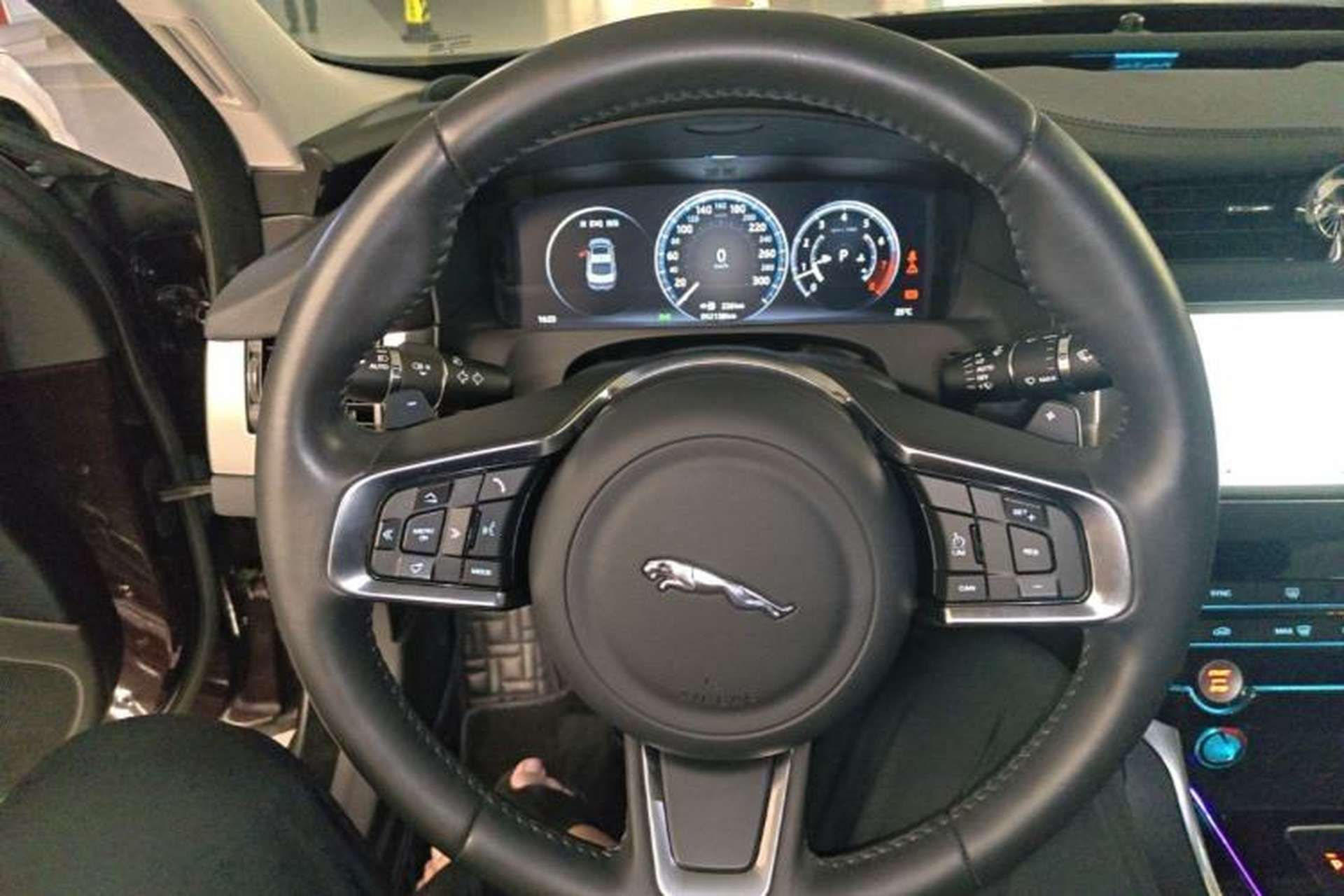 Used Jaguar XFL 2020 XFL 2.0T P200 Two-Wheel-Drive Elite Edition Steering Wheel