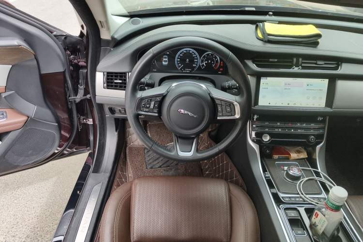 Used Jaguar XFL 2020 XFL 2.0T P250 Two-Wheel-Drive Luxury Edition Steering Wheel