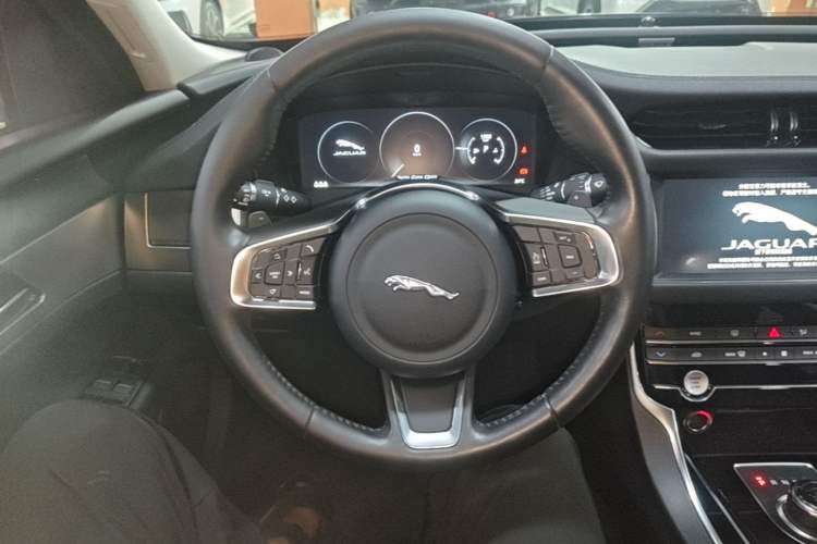 Used Jaguar XFL 2020 XFL 2.0T P200 Two-Wheel-Drive Elite Edition Steering Wheel