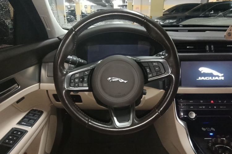 Used Jaguar XFL 2020 XFL 2.0T P250 Two-Wheel-Drive Luxury Edition Steering Wheel