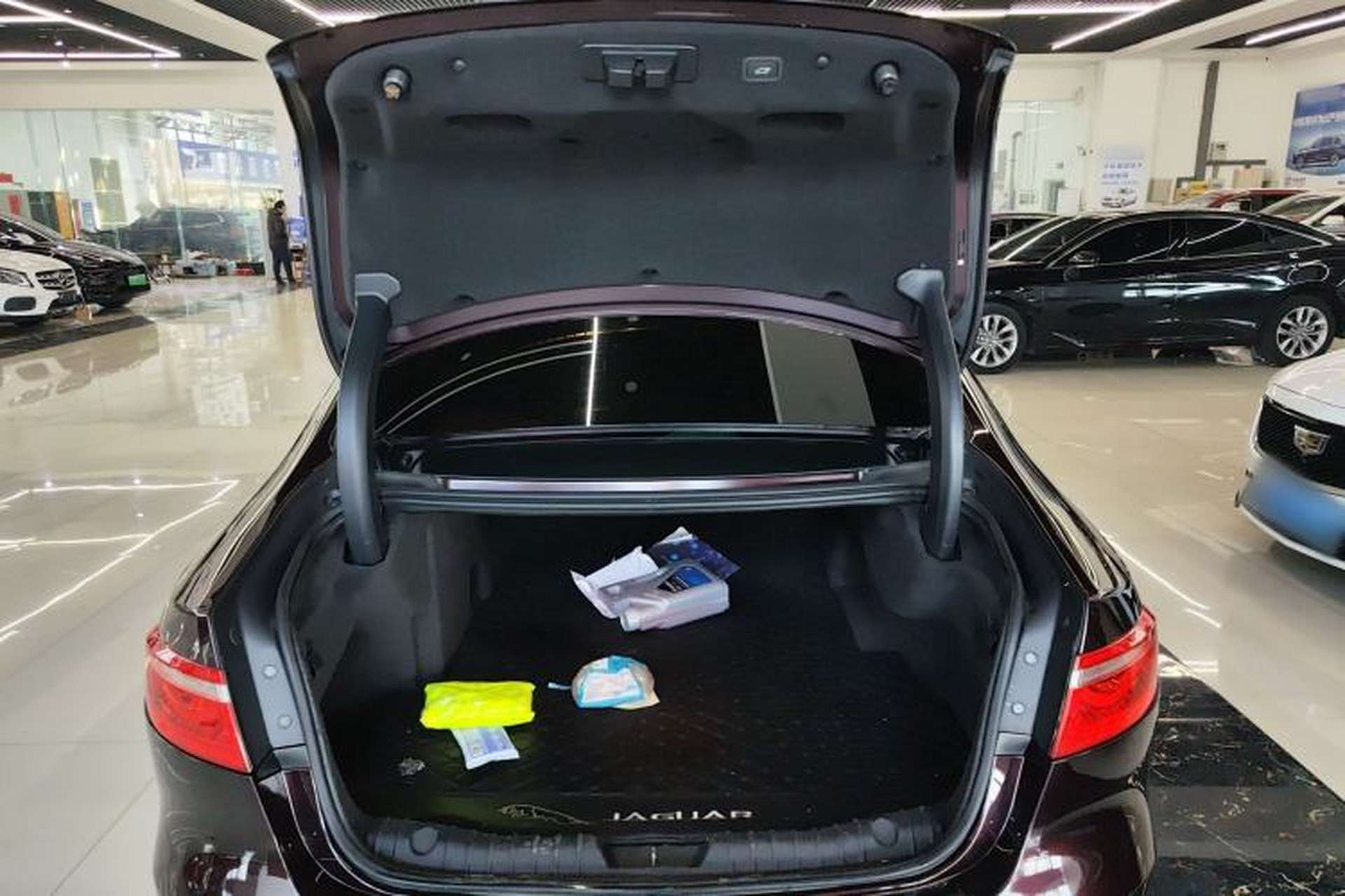 Used Jaguar XFL 2020 XFL 2.0T P250 Two-Wheel-Drive Luxury Edition Trunk