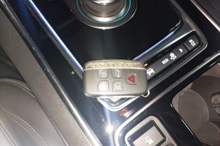 Used Jaguar XFL 2020 XFL 2.0T P200 Two-Wheel-Drive Rally Flag Edition Vehicle Key