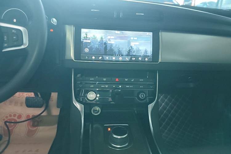 Used Jaguar XFL 2020 XFL 2.0T P250 Two-Wheel-Drive Luxury Edition Audio And AC Panel