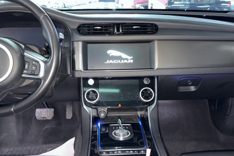 Used Jaguar XFL 2020 XFL 2.0T P200 Two-Wheel-Drive Rally Flag Edition Audio And AC Panel