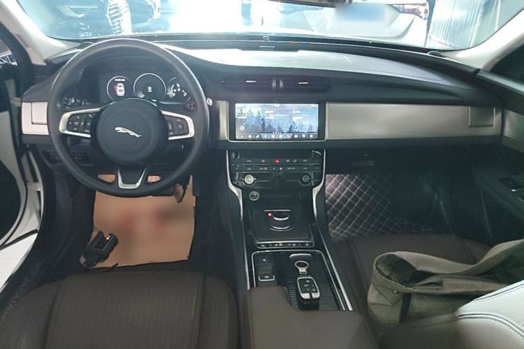 Used Jaguar XFL 2020 XFL 2.0T P250 Two-Wheel-Drive Luxury Edition Center Console