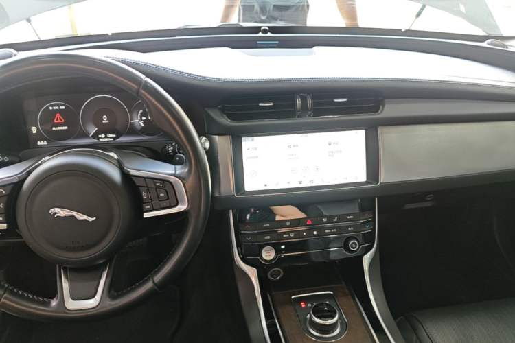 Used Jaguar XFL 2020 XFL 2.0T P250 Four-Wheel Drive Luxury Edition Center Console