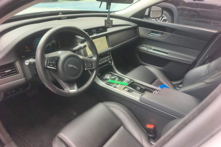 Used Jaguar XFL 2020 XFL 2.0T P200 Two-Wheel-Drive Rally Flag Edition Center Console