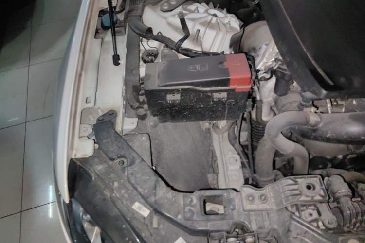 Used Jaguar XFL 2020 XFL 2.0T P200 Two-Wheel-Drive Windflower Edition Engine Bay Right