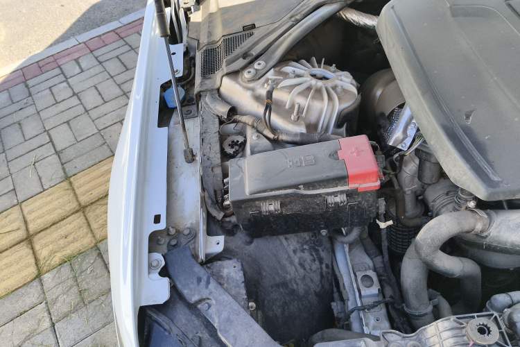 Used Jaguar XFL 2020 XFL 2.0T P200 Two-Wheel-Drive Windflower Edition Engine Bay Right