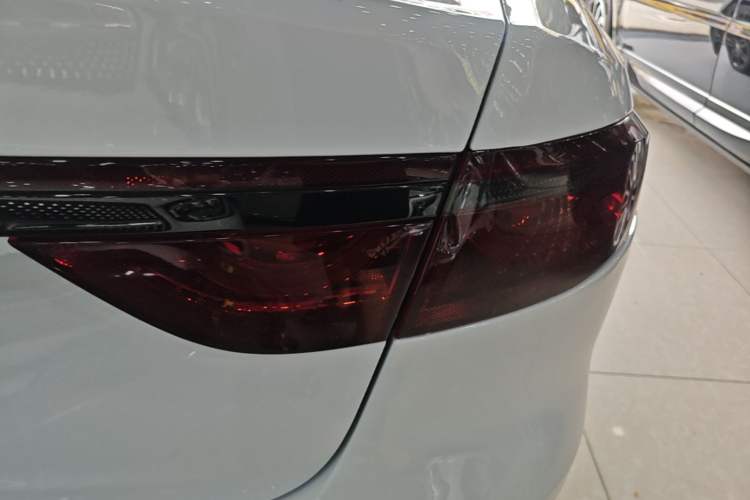 Used Jaguar XFL 2020 XFL 2.0T P250 Four-Wheel Drive Luxury Edition Exterior 3