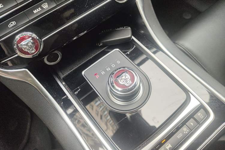 Used Jaguar XFL 2020 XFL 2.0T P200 Two-Wheel-Drive Rally Flag Edition Gear Lever