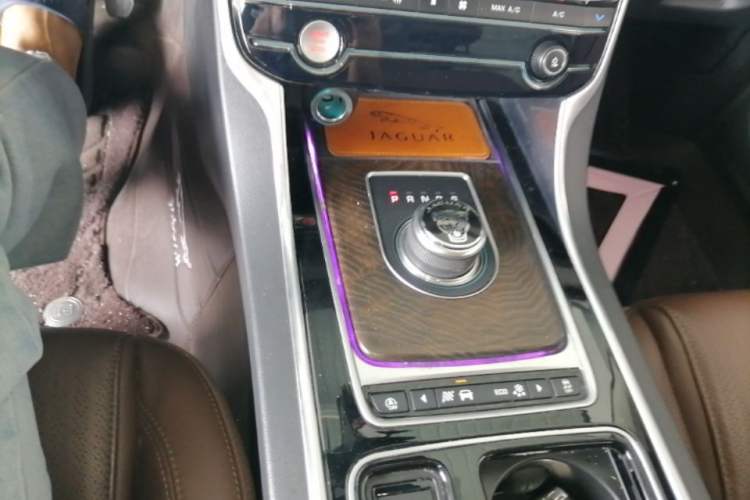 Used Jaguar XFL 2020 XFL 2.0T P250 Two-Wheel-Drive Luxury Edition Gear Lever