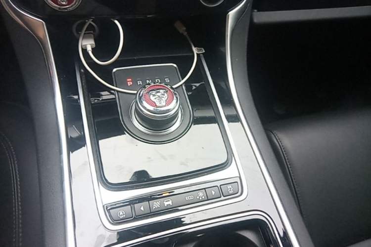 Used Jaguar XFL 2020 XFL 2.0T P200 Two-Wheel-Drive Rally Flag Edition Gear Lever
