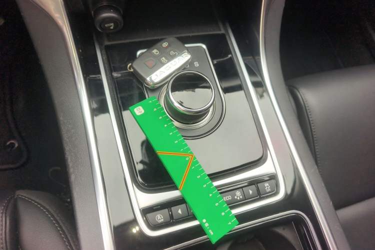 Used Jaguar XFL 2020 XFL 2.0T P200 Two-Wheel-Drive Rally Flag Edition Gear Lever
