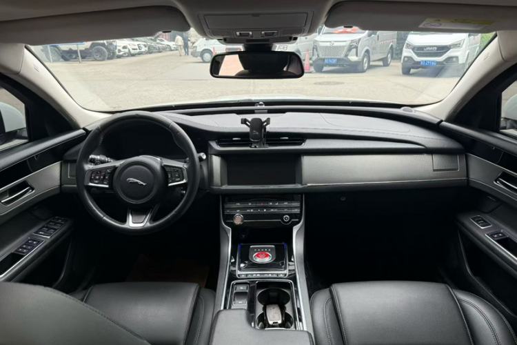 Used Jaguar XFL 2020 XFL 2.0T P200 Two-Wheel-Drive Elite Edition Interior 2