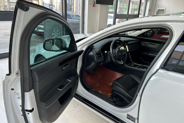Used Jaguar XFL 2020 XFL 2.0T P200 Two-Wheel-Drive Rally Flag Edition Interior 2