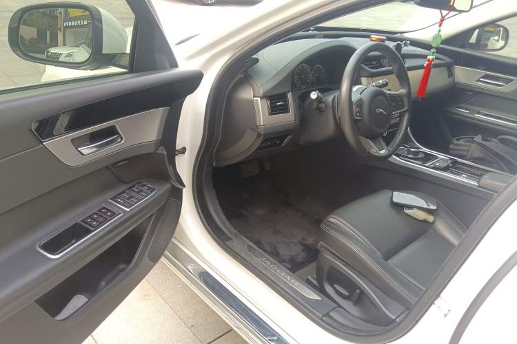 Used Jaguar XFL 2020 XFL 2.0T P200 Two-Wheel-Drive Elite Edition Interior 3