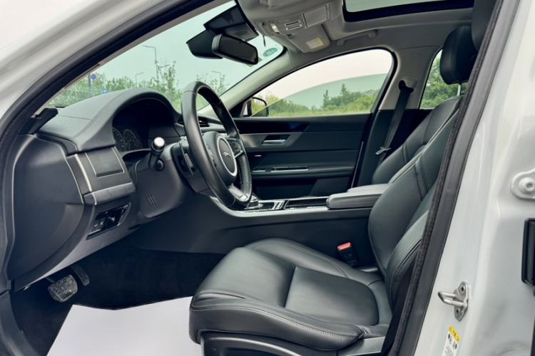 Used Jaguar XFL 2020 XFL 2.0T P200 Two-Wheel-Drive Rally Flag Edition Interior 4