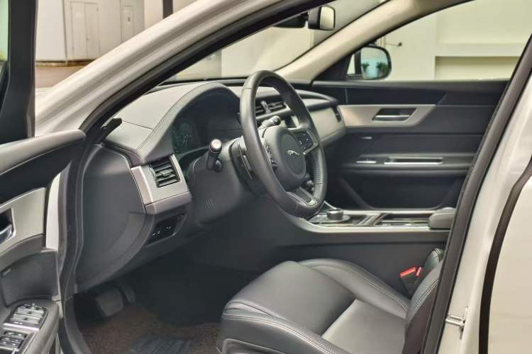 Used Jaguar XFL 2020 XFL 2.0T P200 Two-Wheel-Drive Elite Edition Interior 4