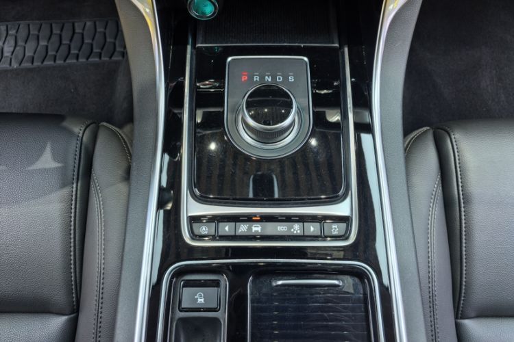 Used Jaguar XFL 2020 XFL 2.0T P200 Two-Wheel-Drive Windflower Edition Interior 9
