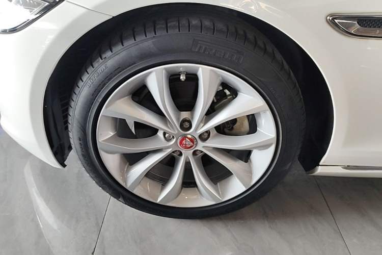 Used Jaguar XFL 2020 XFL 2.0T P250 Two-Wheel-Drive Luxury Edition Left Front Wheel Hub