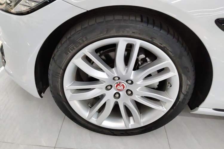 Used Jaguar XFL 2020 XFL 2.0T P200 Two-Wheel-Drive Rally Flag Edition Left Front Wheel Hub
