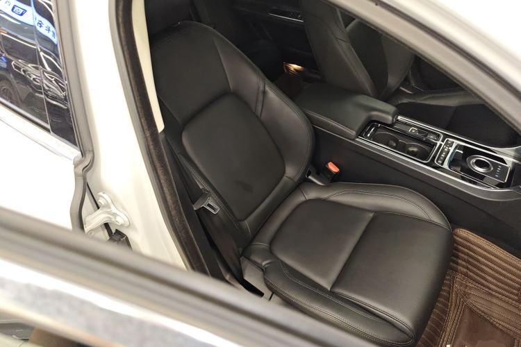 Used Jaguar XFL 2020 XFL 2.0T P200 Two-Wheel-Drive Elite Edition Right Front Seat