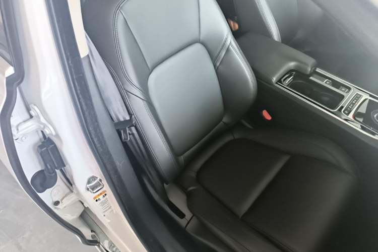Used Jaguar XFL 2020 XFL 2.0T P200 Two-Wheel-Drive Elite Edition Right Front Seat