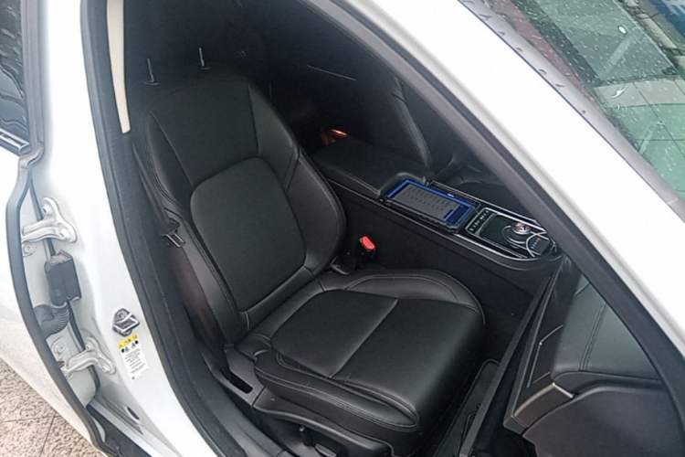 Used Jaguar XFL 2020 XFL 2.0T P200 Two-Wheel-Drive Rally Flag Edition Right Front Seat