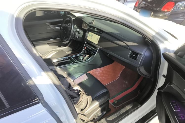 Used Jaguar XFL 2020 XFL 2.0T P200 Two-Wheel-Drive Rally Flag Edition Right Front Seat