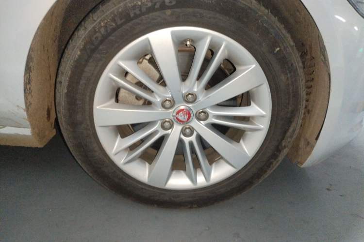 Used Jaguar XFL 2020 XFL 2.0T P200 Two-Wheel-Drive Windflower Edition Right Front Wheel Hub