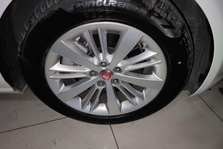Used Jaguar XFL 2020 XFL 2.0T P200 Two-Wheel-Drive Windflower Edition Right Front Wheel Hub