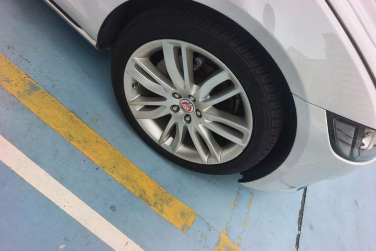 Used Jaguar XFL 2020 XFL 2.0T P200 Two-Wheel-Drive Rally Flag Edition Right Front Wheel Hub