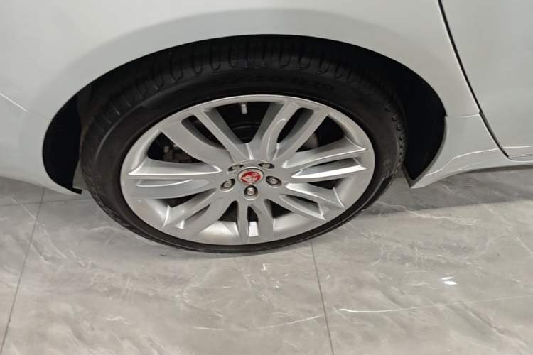 Used Jaguar XFL 2020 XFL 2.0T P250 Four-Wheel Drive Luxury Edition Right Rear Wheel Hub