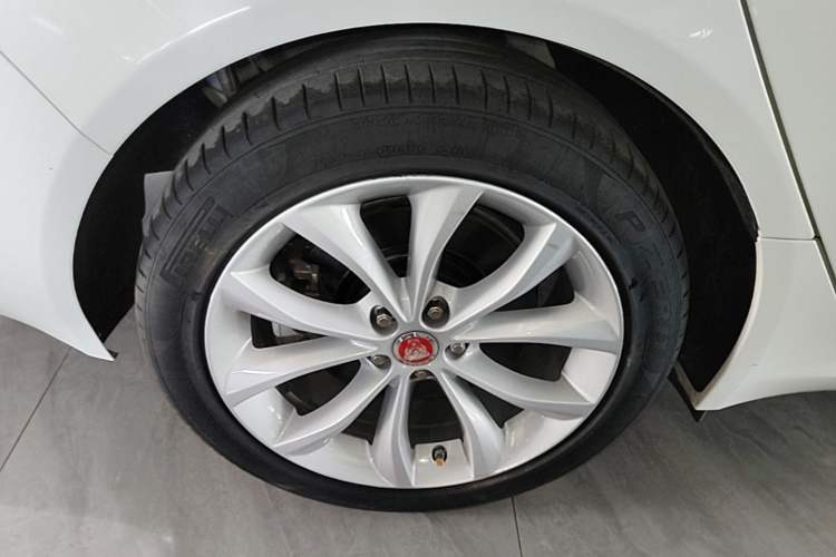 Used Jaguar XFL 2020 XFL 2.0T P250 Two-Wheel-Drive Luxury Edition Right Rear Wheel Hub