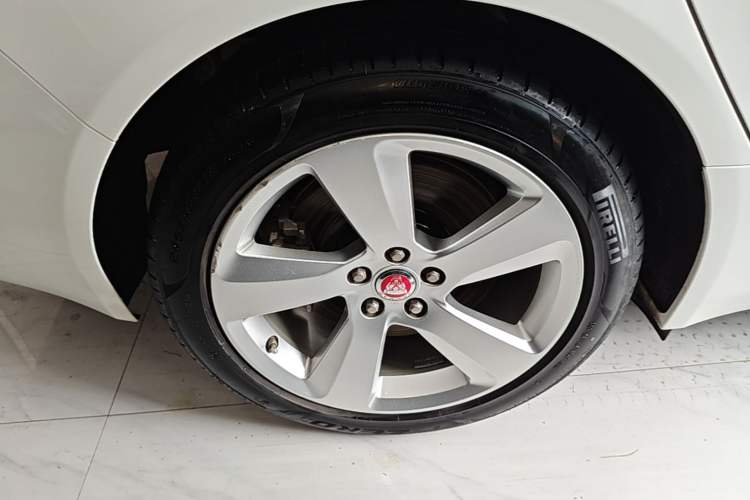 Used Jaguar XFL 2020 XFL 2.0T P200 Two-Wheel-Drive Elite Edition Right Rear Wheel Hub