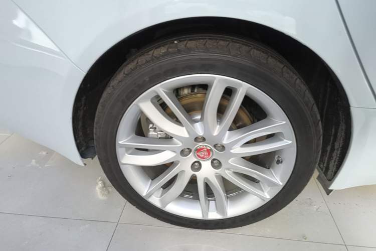 Used Jaguar XFL 2020 XFL 2.0T P200 Two-Wheel-Drive Rally Flag Edition Right Rear Wheel Hub
