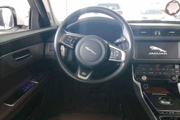 Used Jaguar XFL 2020 XFL 2.0T P250 Two-Wheel-Drive Luxury Edition Steering Wheel