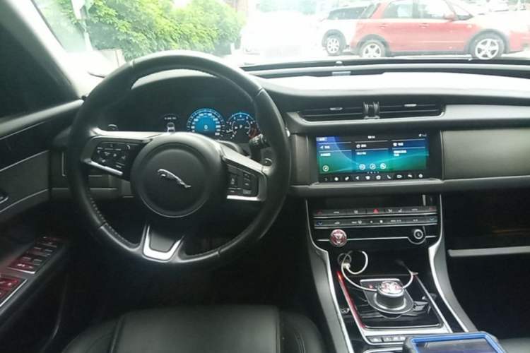 Used Jaguar XFL 2020 XFL 2.0T P200 Two-Wheel-Drive Rally Flag Edition Steering Wheel