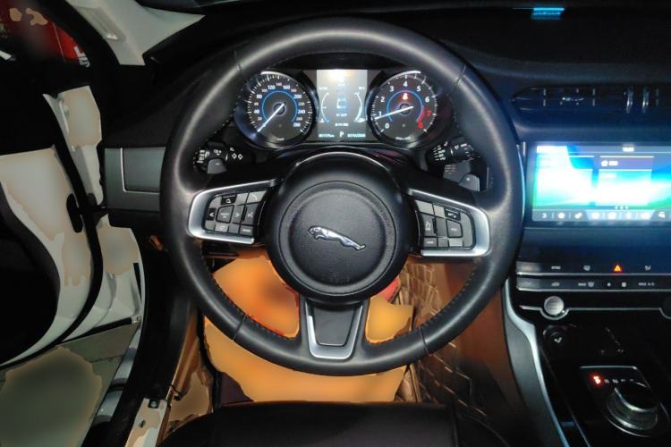 Used Jaguar XFL 2020 XFL 2.0T P200 Two-Wheel-Drive Windflower Edition Steering Wheel