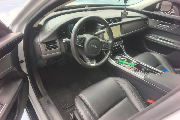 Used Jaguar XFL 2020 XFL 2.0T P200 Two-Wheel-Drive Rally Flag Edition Steering Wheel