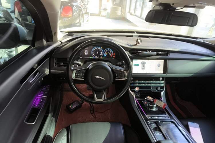 Used Jaguar XFL 2020 XFL 2.0T P200 Two-Wheel-Drive Rally Flag Edition Steering Wheel